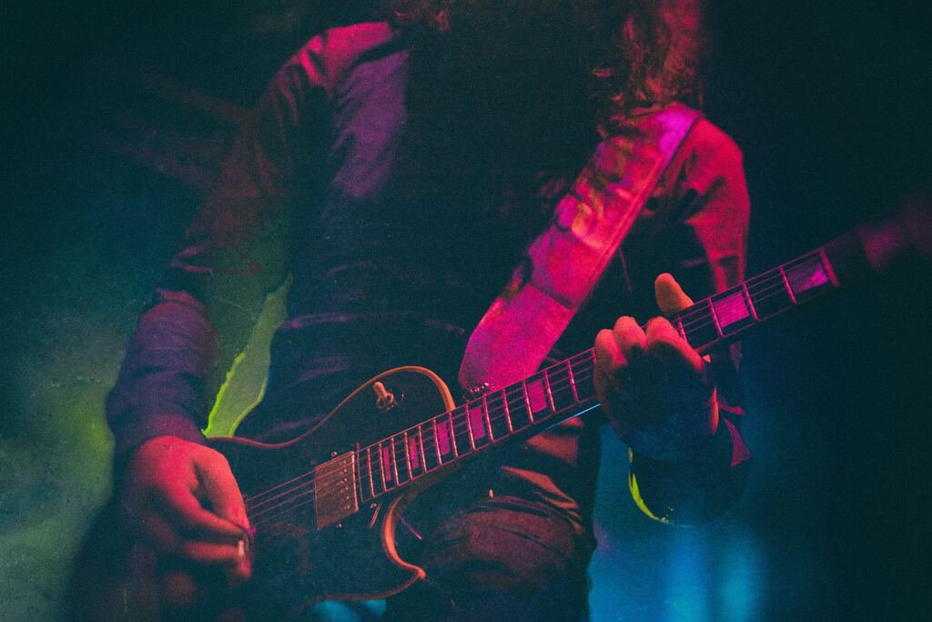 music-play-guitar-concert-red-color-1409629-pxhere.com